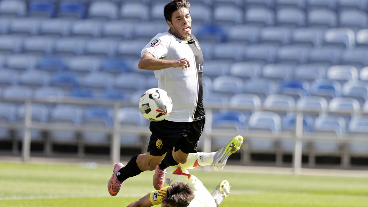 Leonardo Oliveira em ação pelo Farense