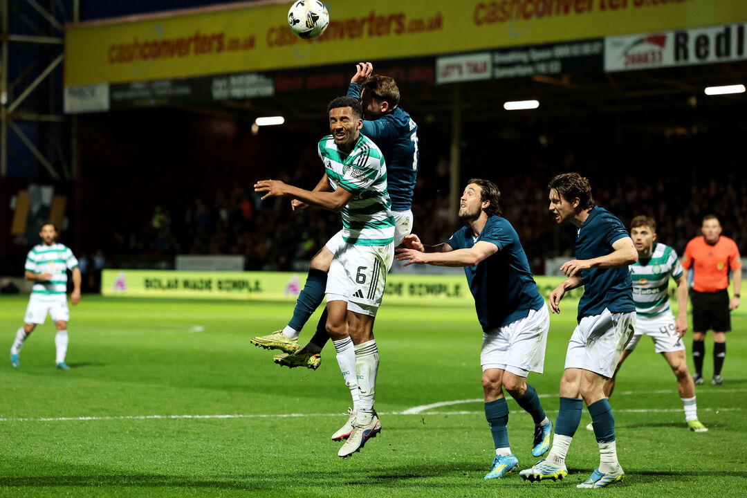 Futebolistas disputam a bola em jogo do Celtic FC