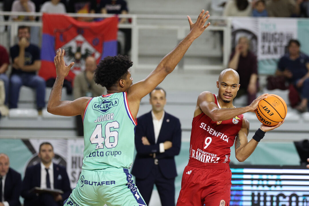 Oiveirense e Benfica