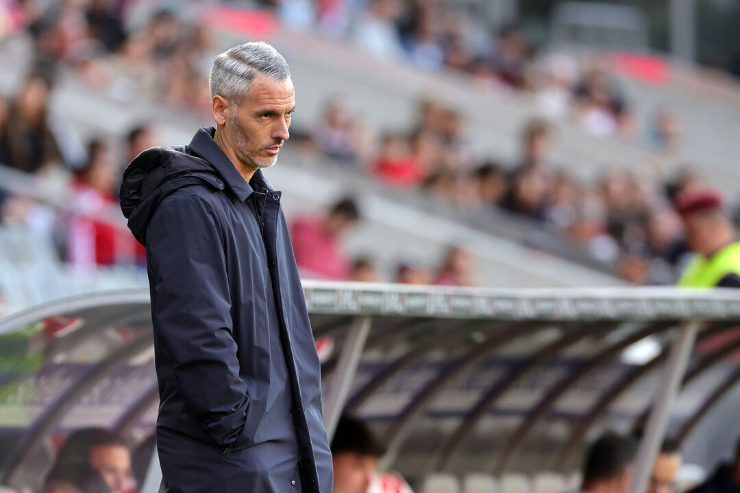 Carlos Vicens no jogo com o E. Amadora