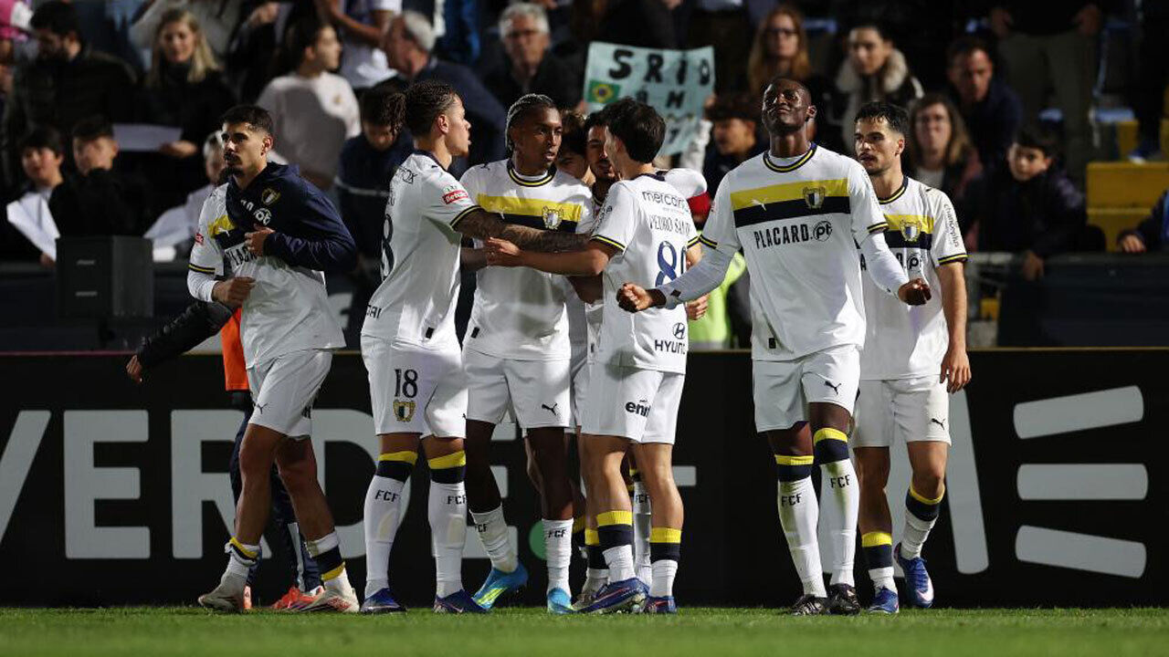 Jogadores do Famalicão a celebrar 