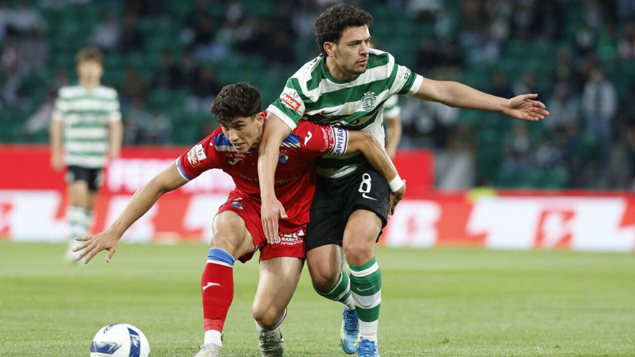 Zé Carlos num disputa de bola com Pote 