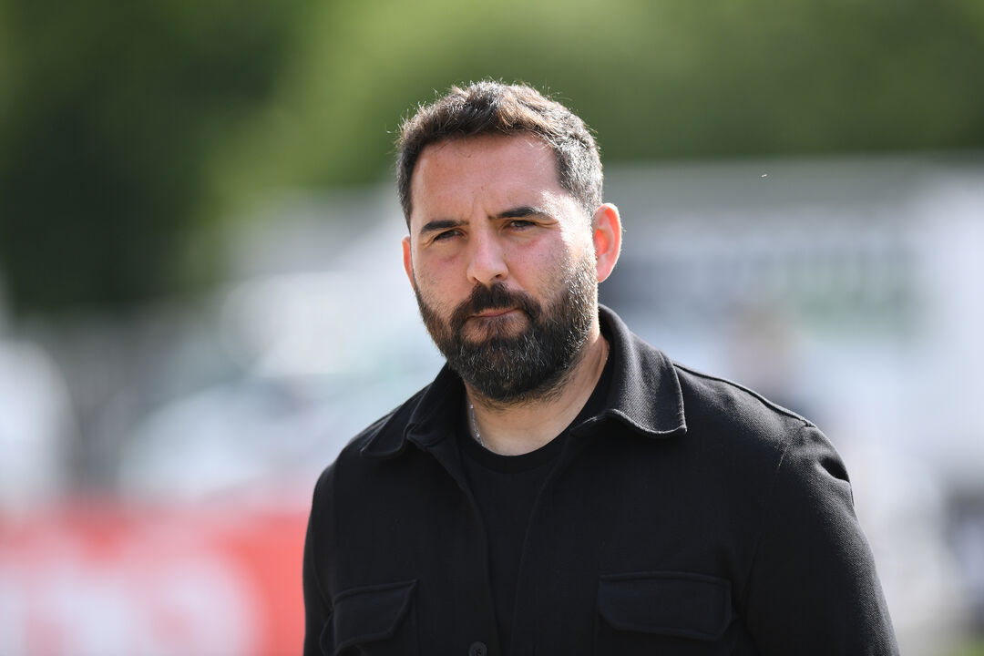 Gonçalo Feio desalentado após descida