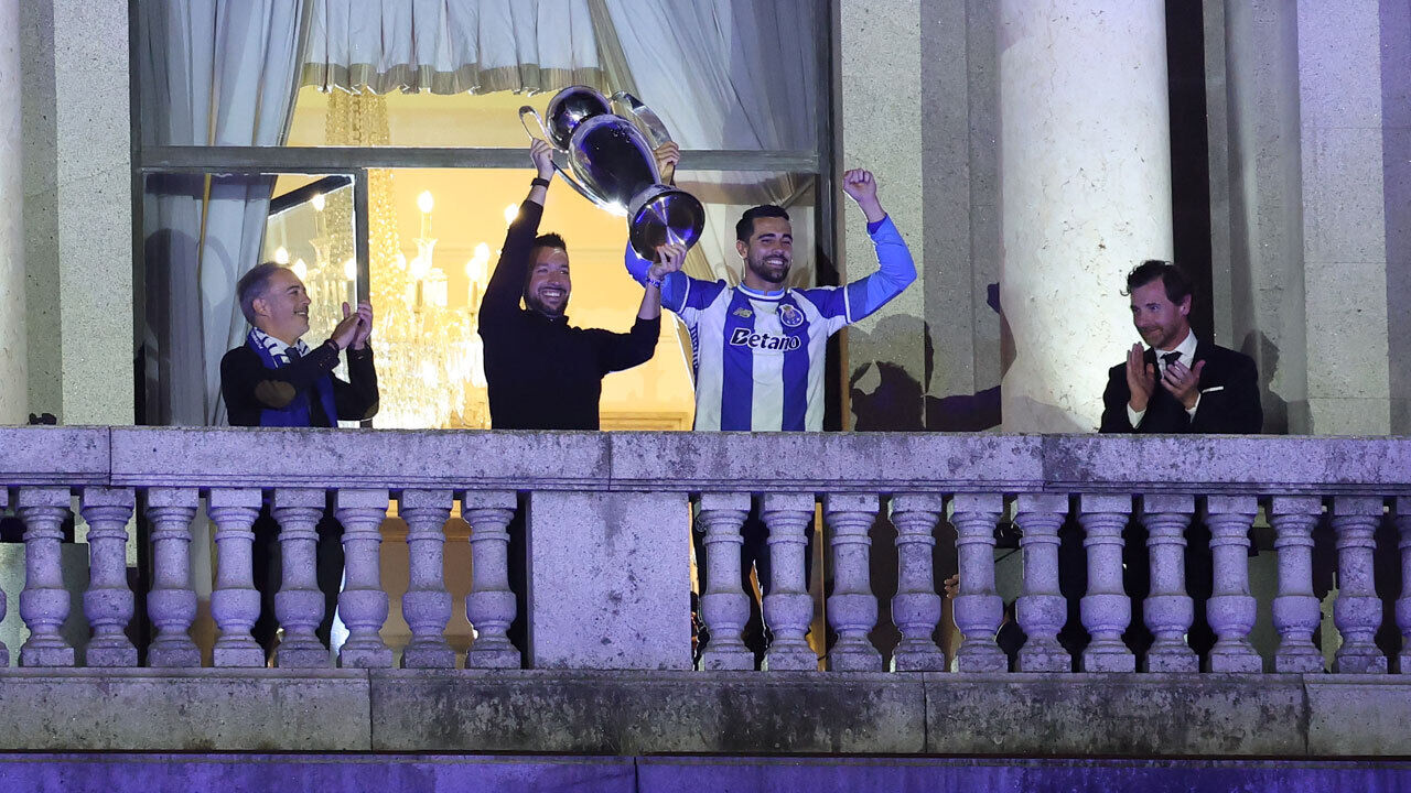 Farioli e Diogo Costa levantam o troféu