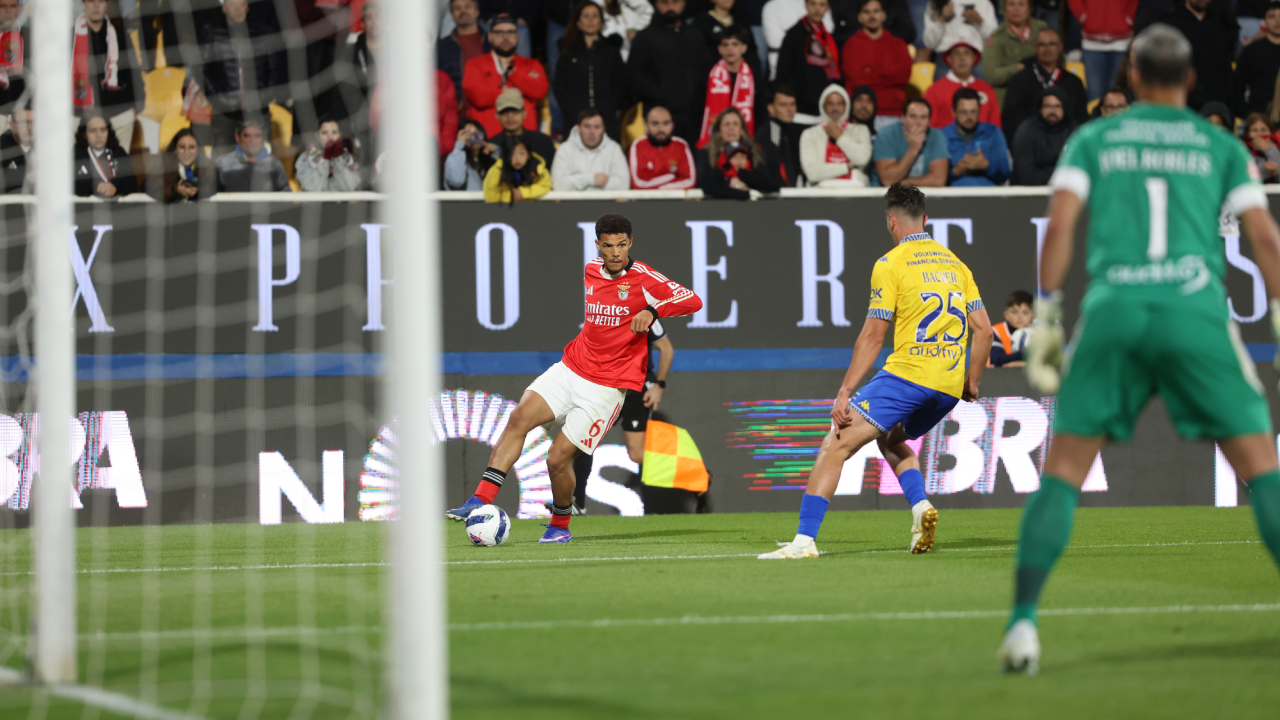 Alexander Bah durante o Estoril-Benfica da última jornada da Liga Betclic 2025/26