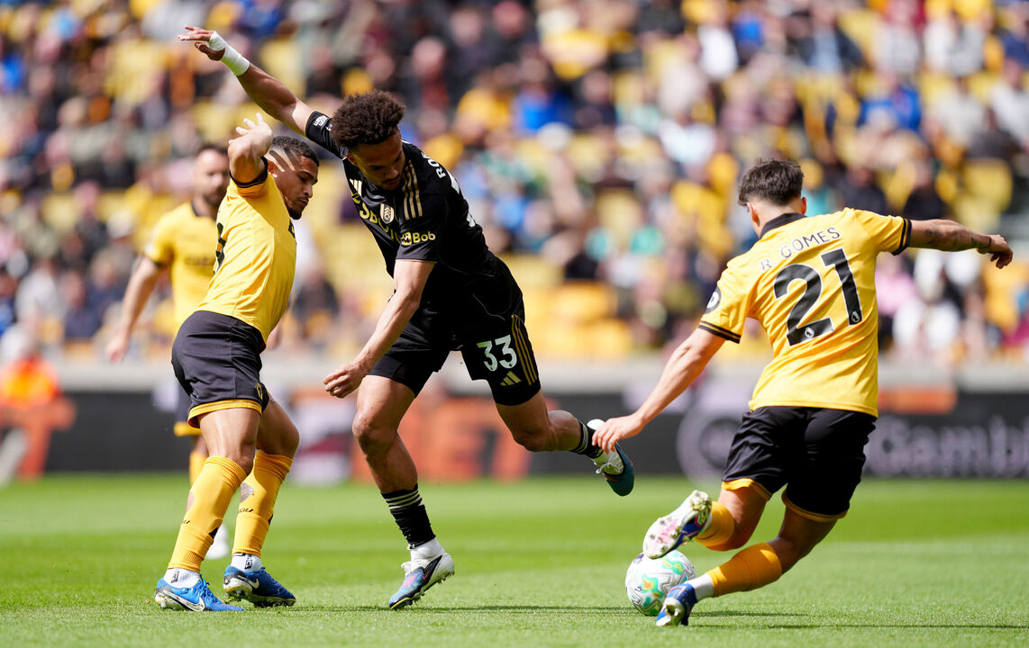 João Gomes, Antonee Robinson e Rodrigo Gomes no Wolverhampton-Fulham
