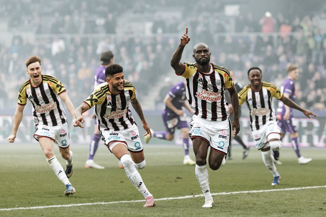Jogadores do LASK festejam um golo durante um jogo de futebol