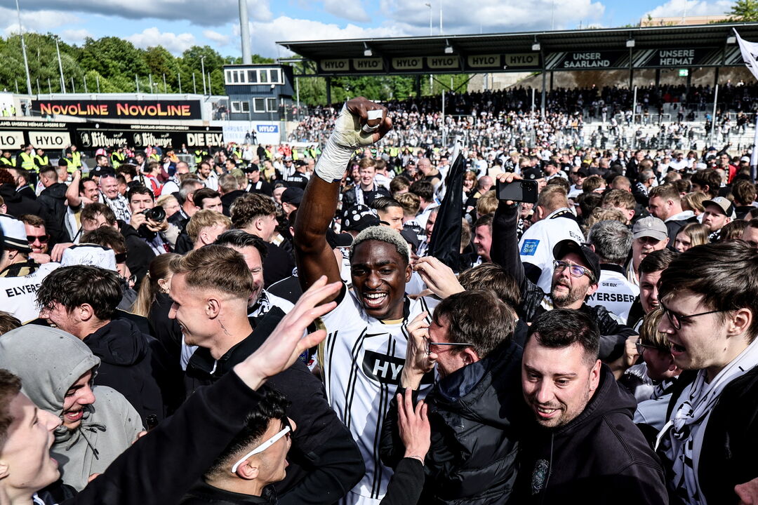 Elversberg sobe à Bundesliga, com fãs em festa e Kane na mira.
