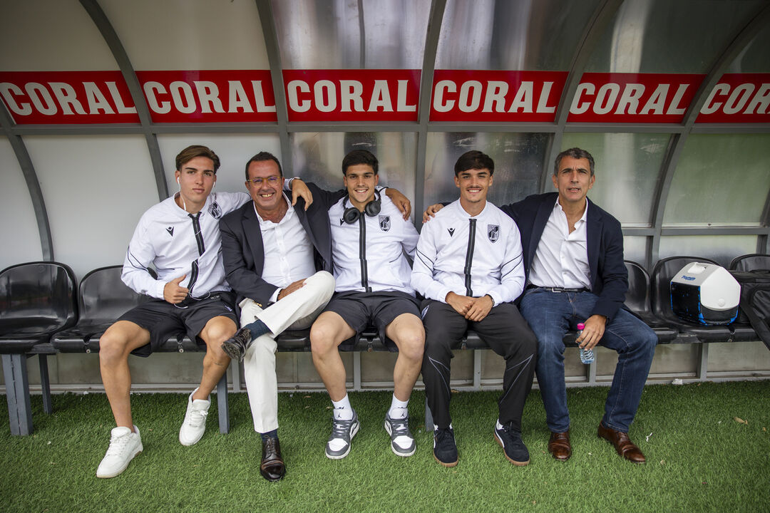 Equipa de futebol do V. Guimarães celebra a época com jovens talentos