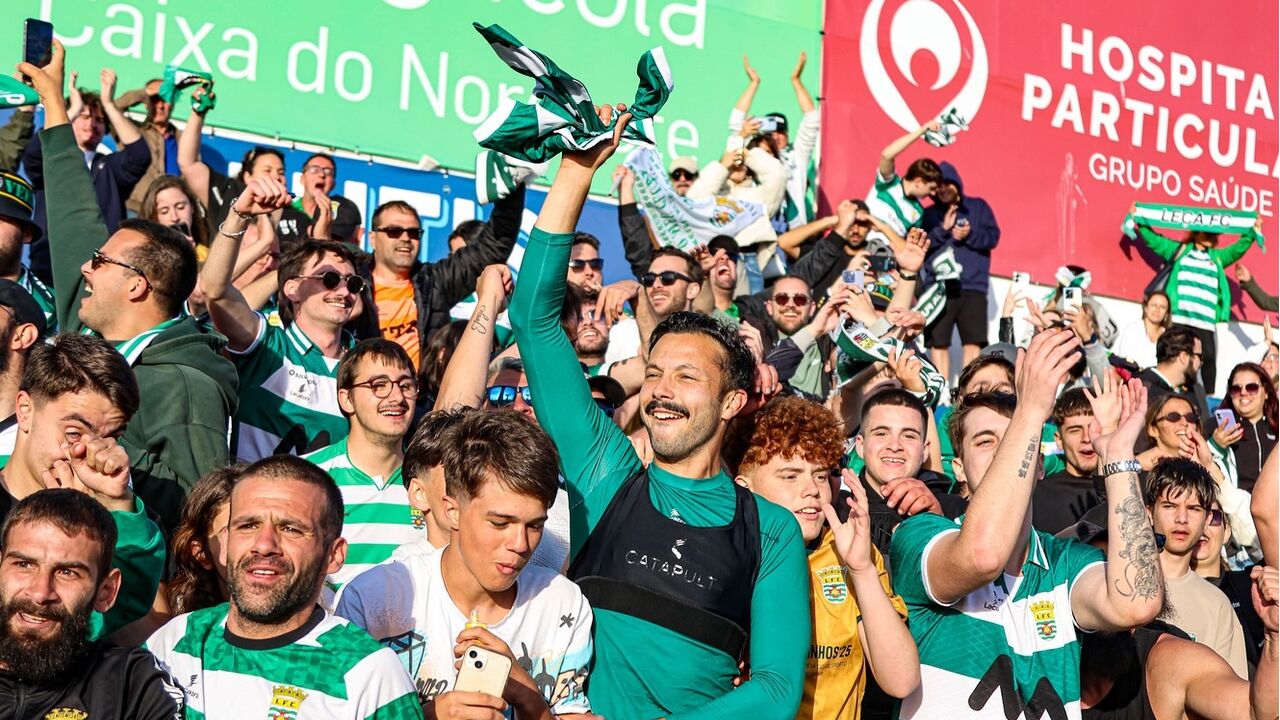 Adeptos e jogadores do Leça festejam subida à Liga 3