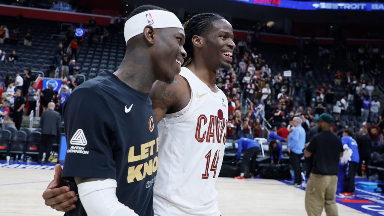Jogadores dos Cavaliers festejam após o jogo com os Pistons