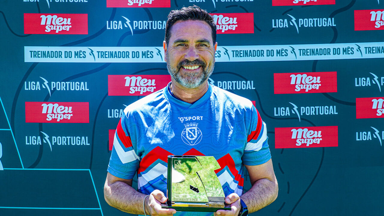 Rui Ferreira recebe prémio de melhor treinador do mês na 2ª Liga