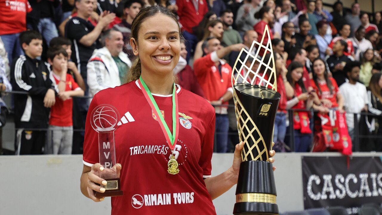 Basquetebolista do Benfica celebra título de tricampeãs e prémio de MVP