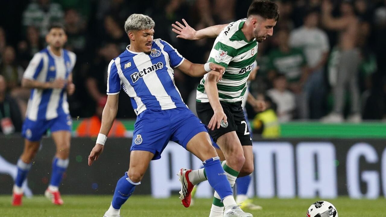 Jogo entre FC Porto e Sporting CP no relvado