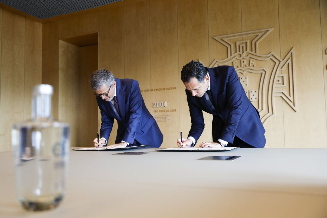 Dirigentes assinam protocolo na sede da Federação Portuguesa de Futebol