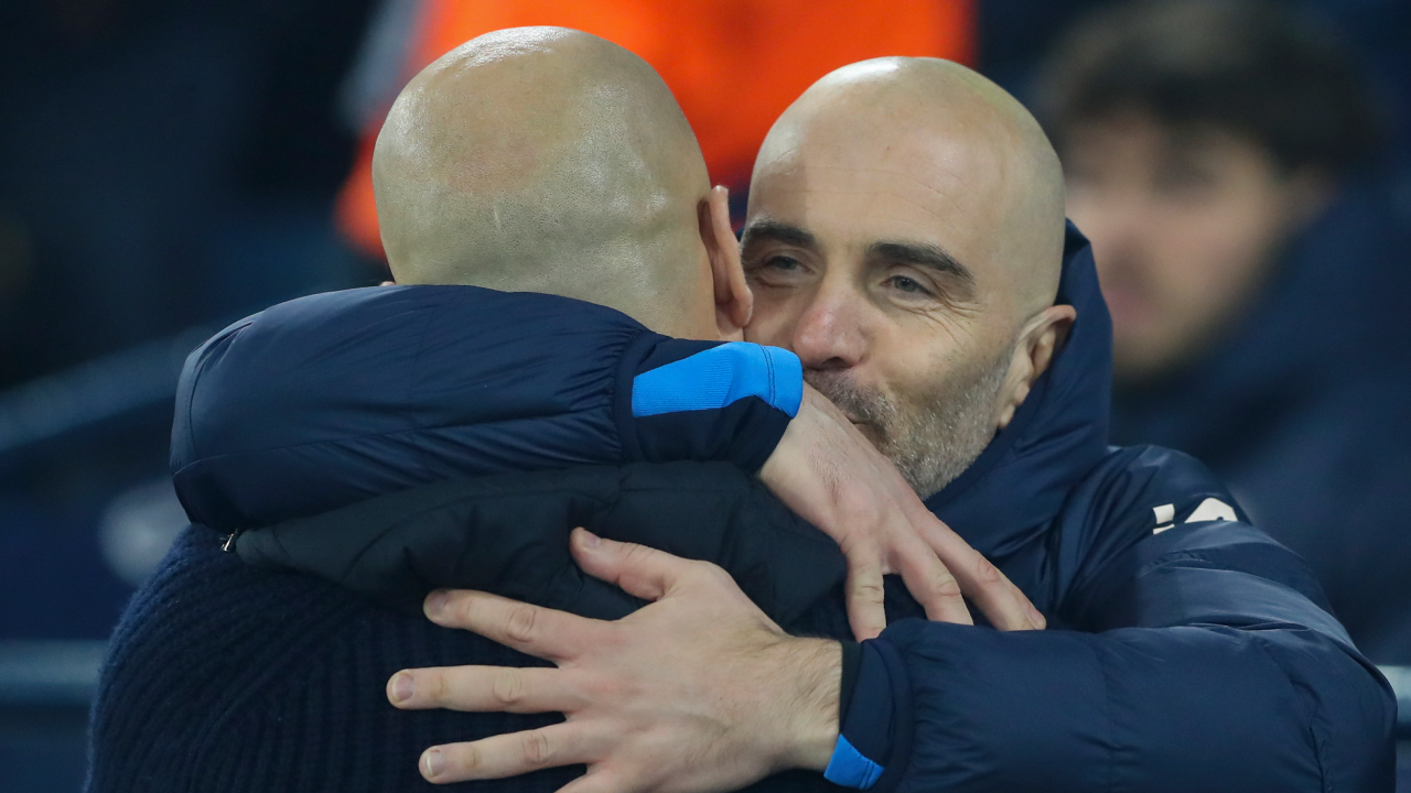 Enzo Maresca abraça Pep Guardiola antes de se defrontarem num jogo da Premier League