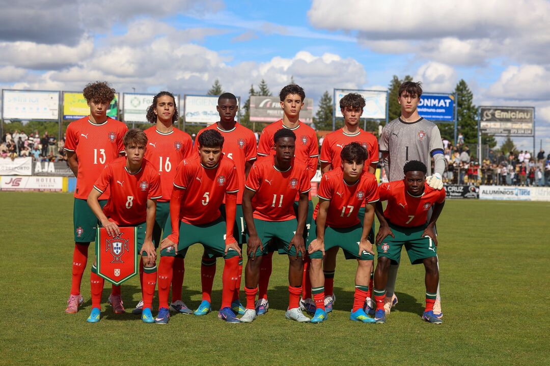 Equipa de futebol de Portugal posa unida no campo