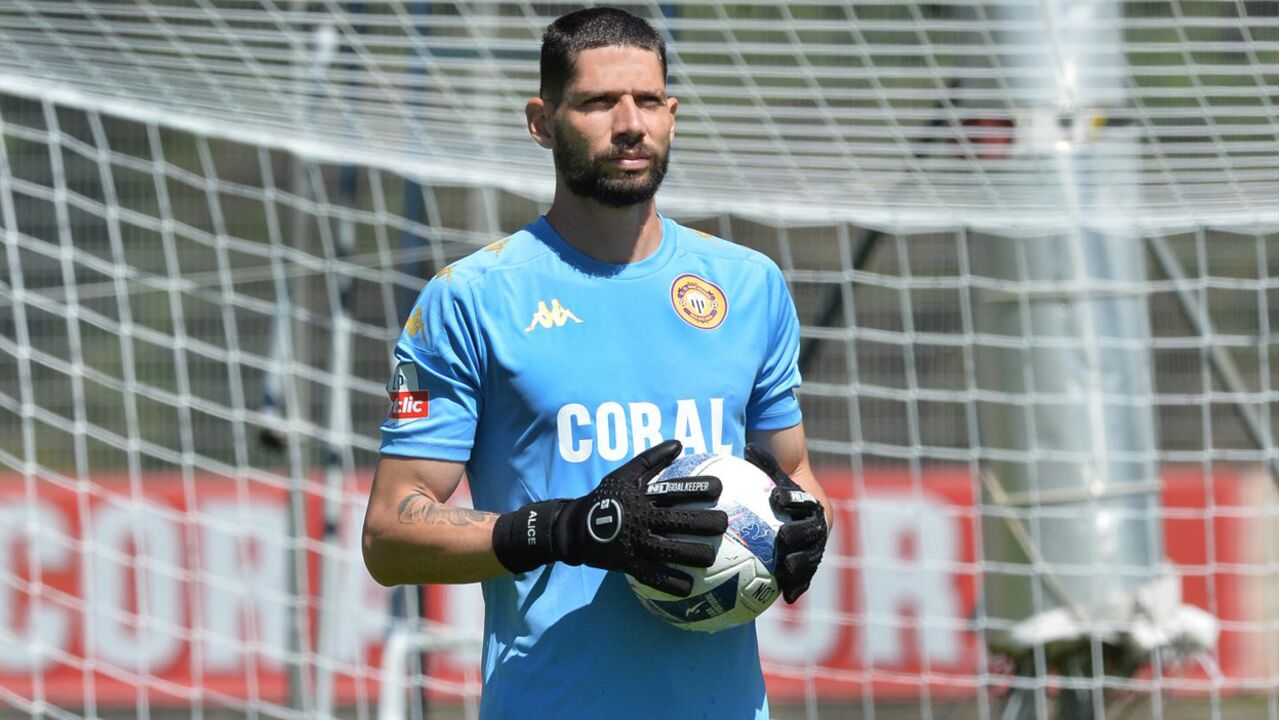 Lucas França de saída do Nacional