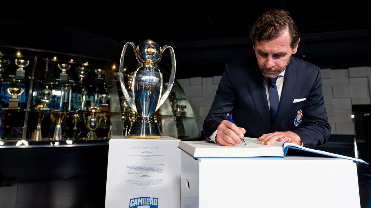 Villas-Boas assina Livro de Honra do Museu do FC Porto
