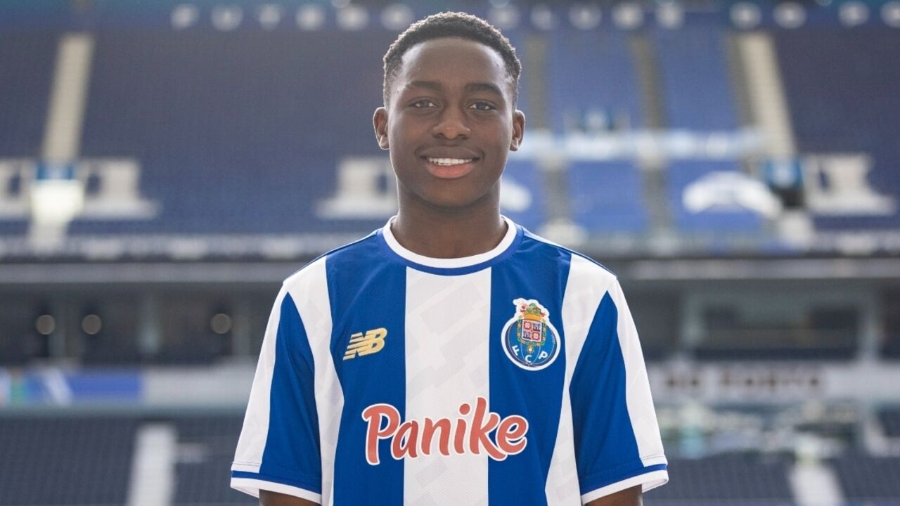 Vanderson Bento assina contrato de formação com o FC Porto