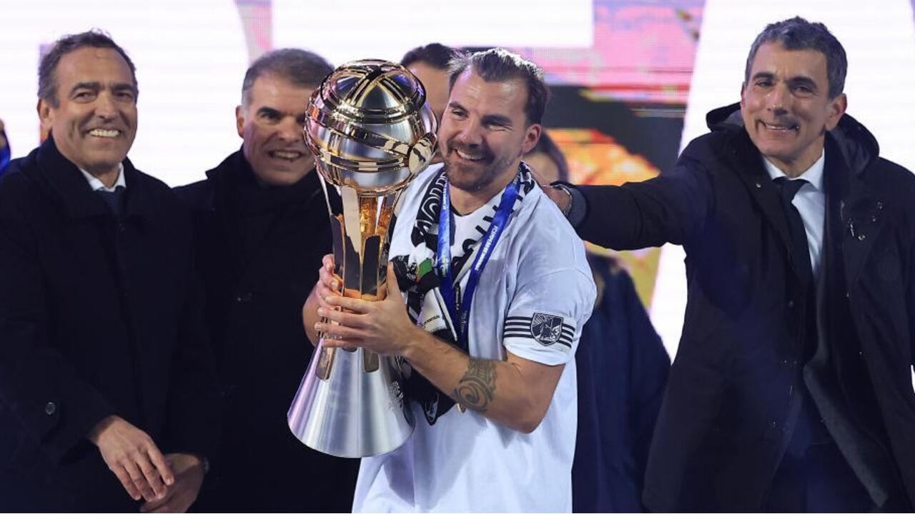 Samu celebra a conquista da Allianz Cup com o V. Guimarães