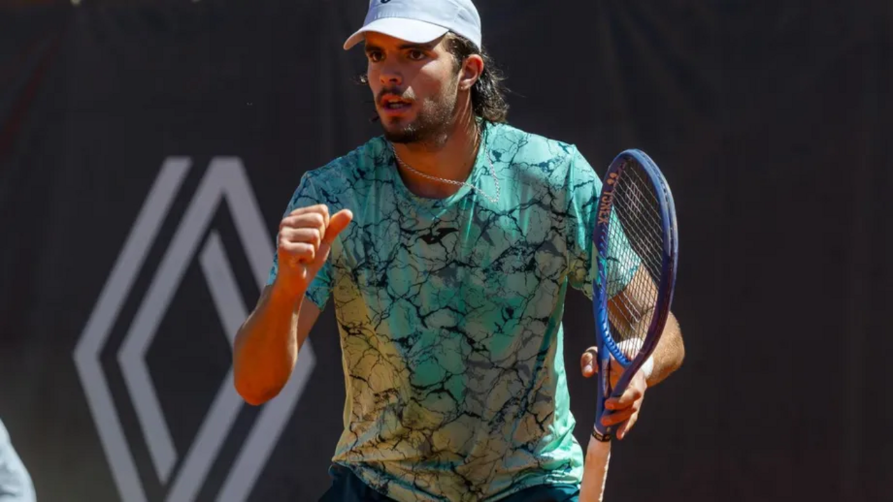 Jaime Faria perto do quadro principal no torneio português