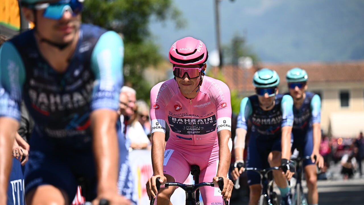 Ciclistas da Bahrain Victorious competem em prova desportiva