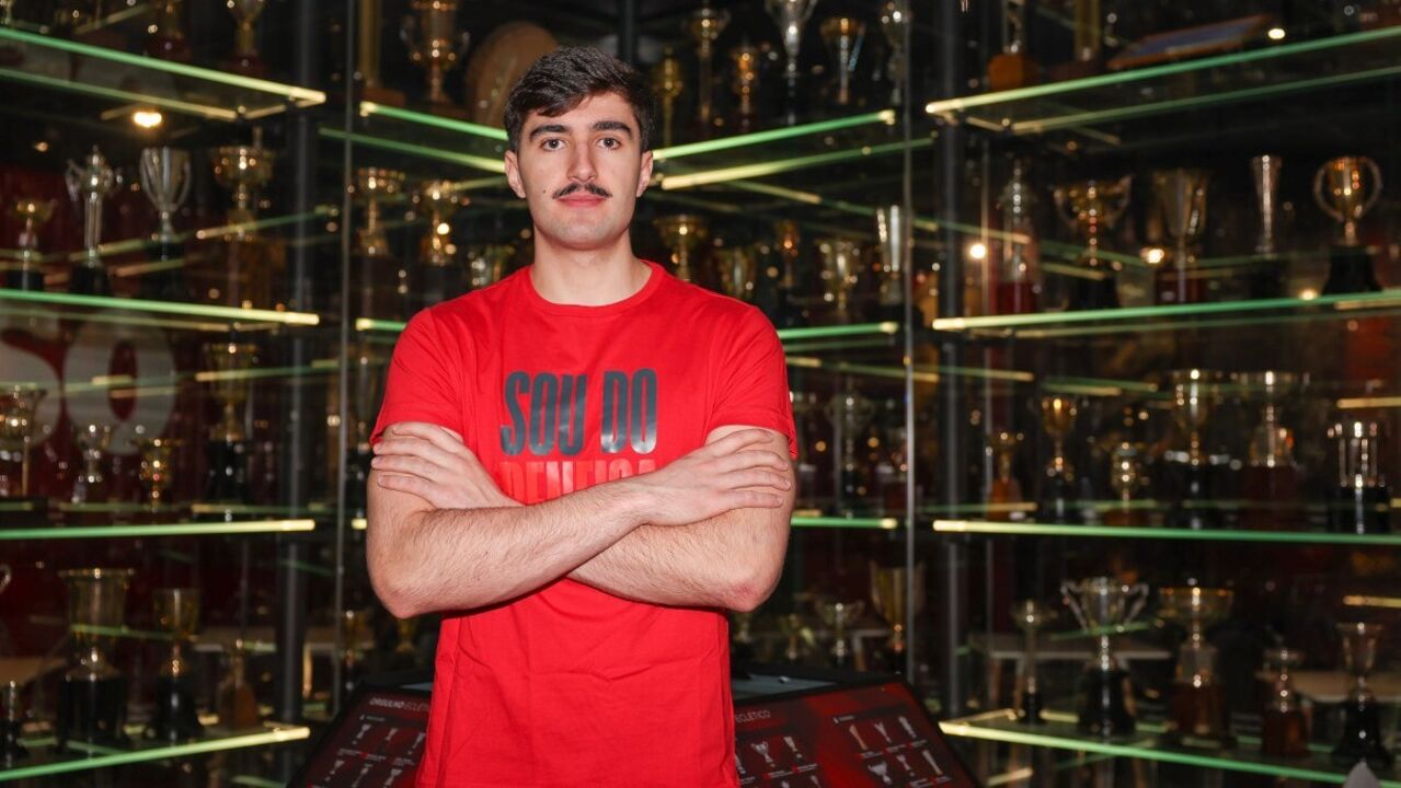 João Bandeira, lateral esquerdo, regressa ao Benfica e assina até 2030