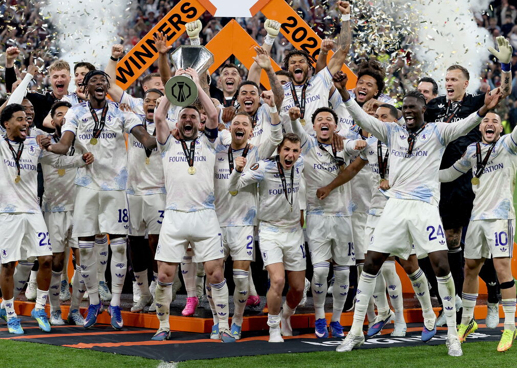 Aston Villa celebra vitória na Liga Conferência Europa, fim a um jejum de 44 anos