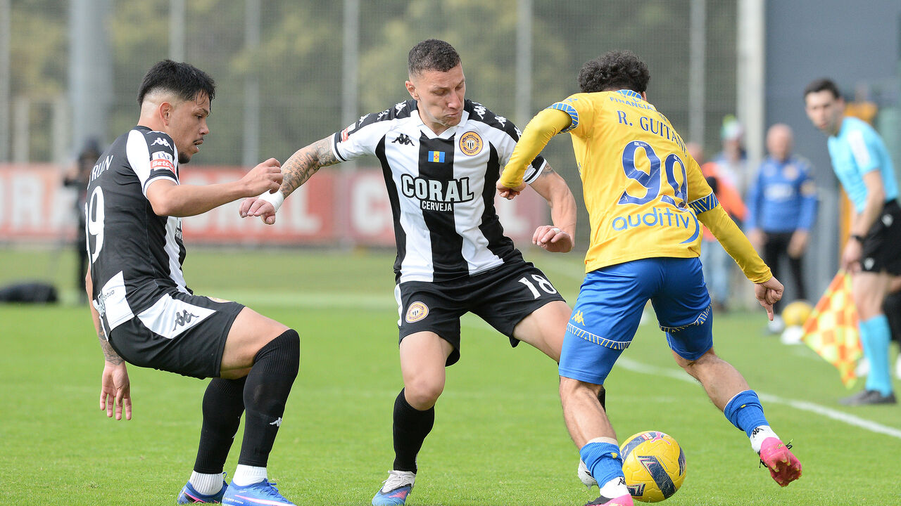 André Sousa (no centro) ao serviço do Nacional