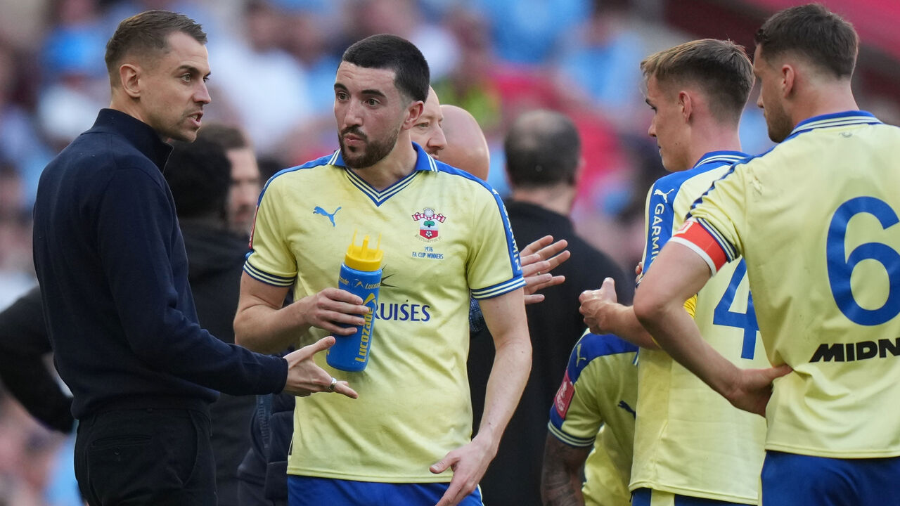 Tonda Eckert, treinador do Southampton, fala com os seus jogadores