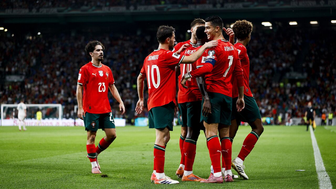 Jogadores da seleção portuguesa festejam no relvado