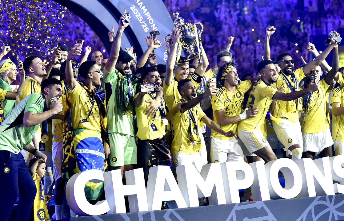 Al Nassr celebra título com troféu e confetes