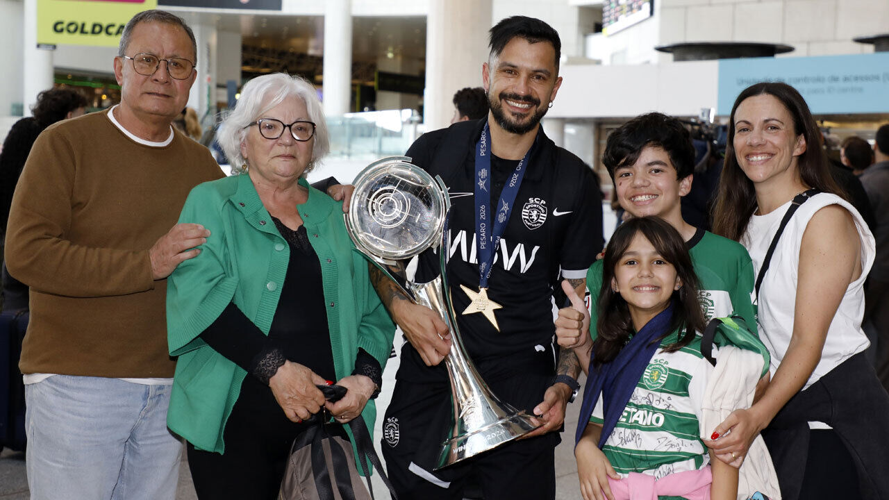 João Matos com a família após a conquista da Champions