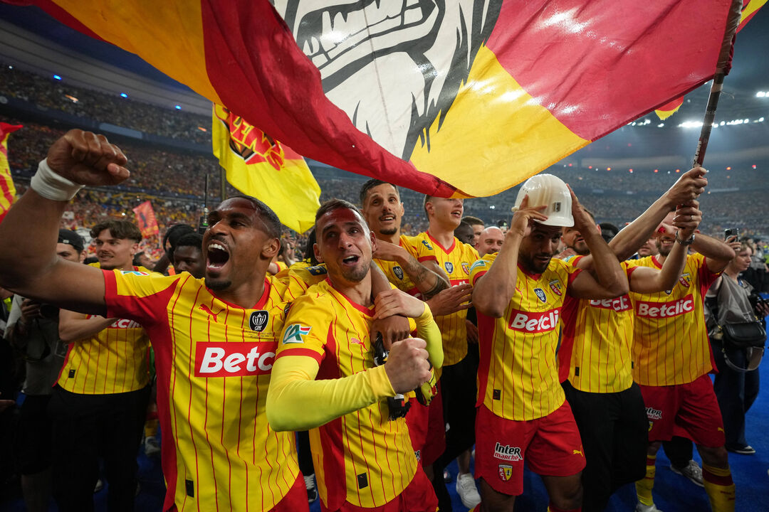 Jogadores do Lens festejam conquista da Taça de França