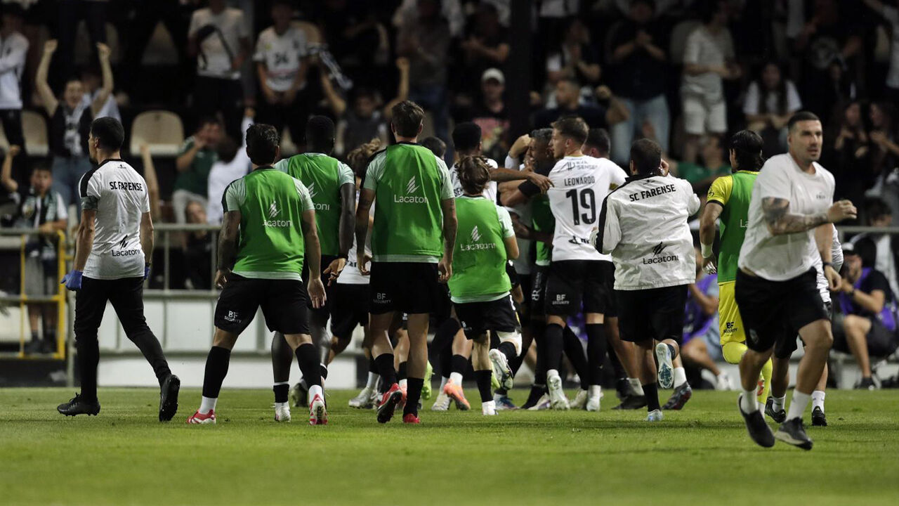 Jogadores do Farense festejam frente ao Belenenses