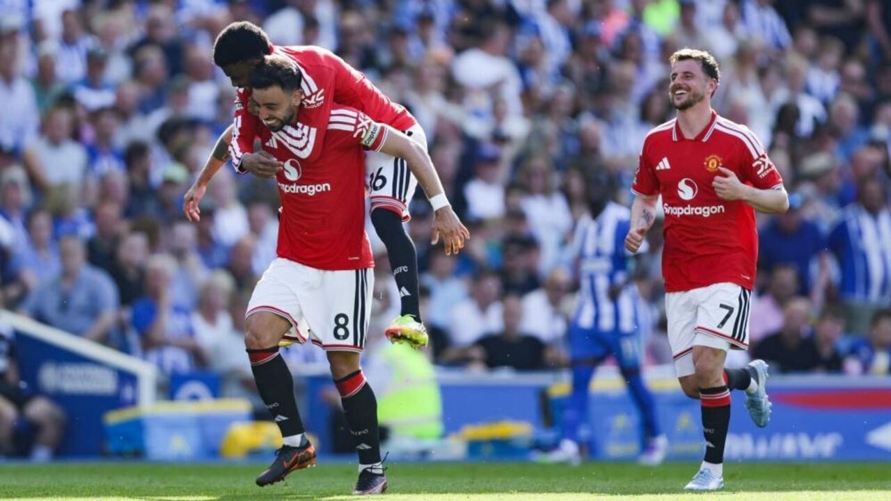 Bruno Fernandes celebra com um colega, enquanto Mason Mount se junta à festa