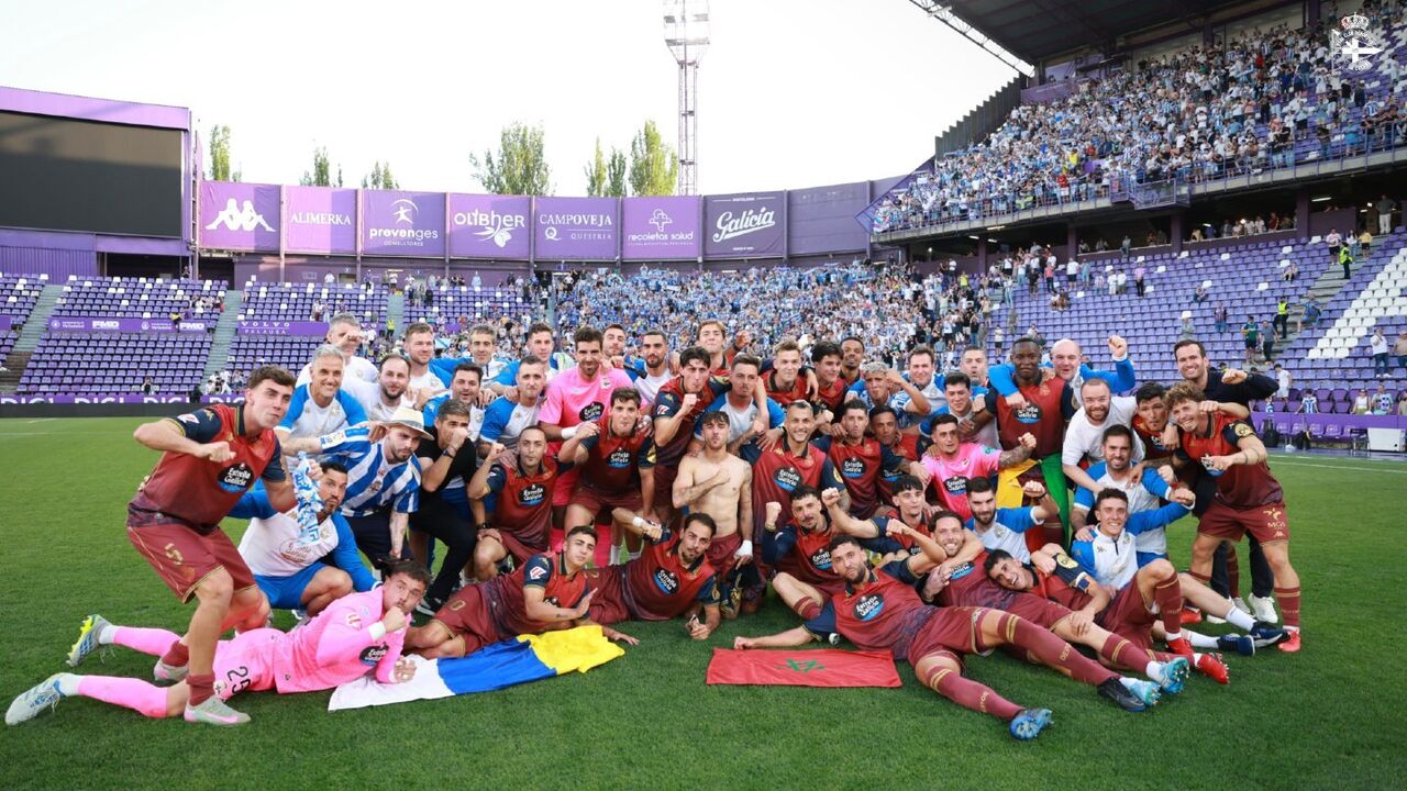Futebolistas do Deportivo celebram a subida de divisão no estádio