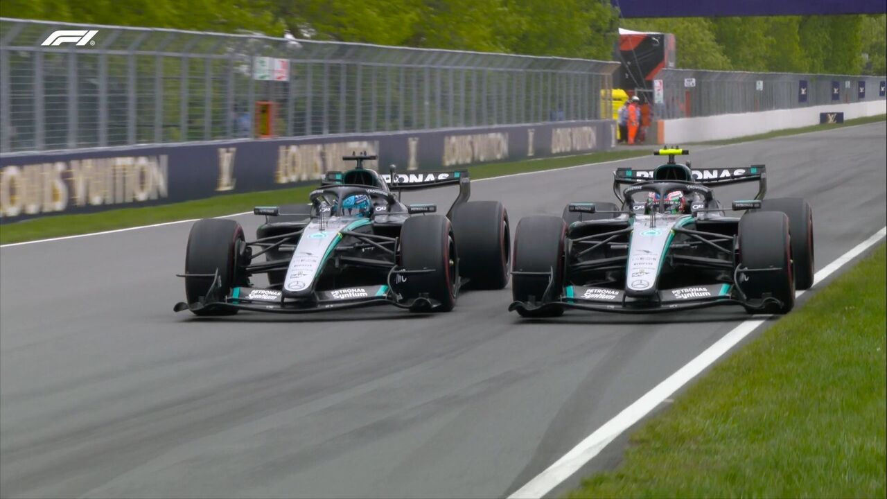 Carros da Mercedes competem lado a lado em pista durante corrida de Fórmula 1