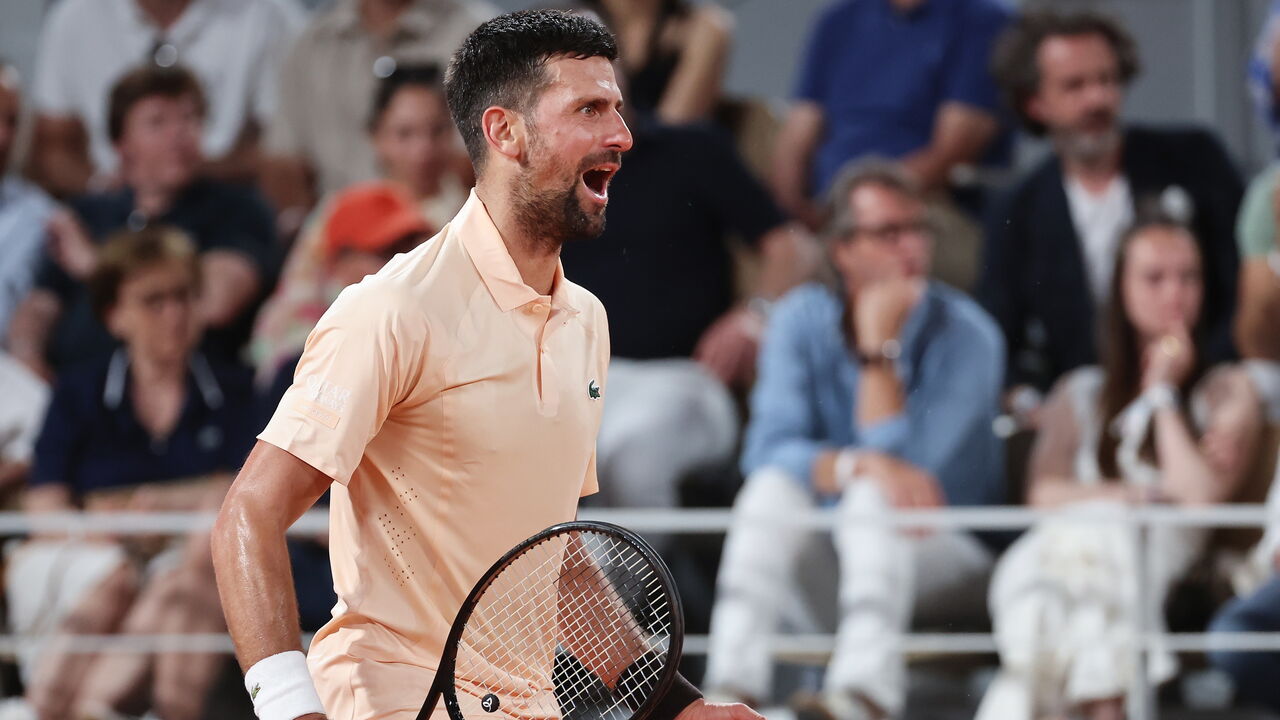 Djokovic celebra avanço em Roland Garros e quebra novo recorde