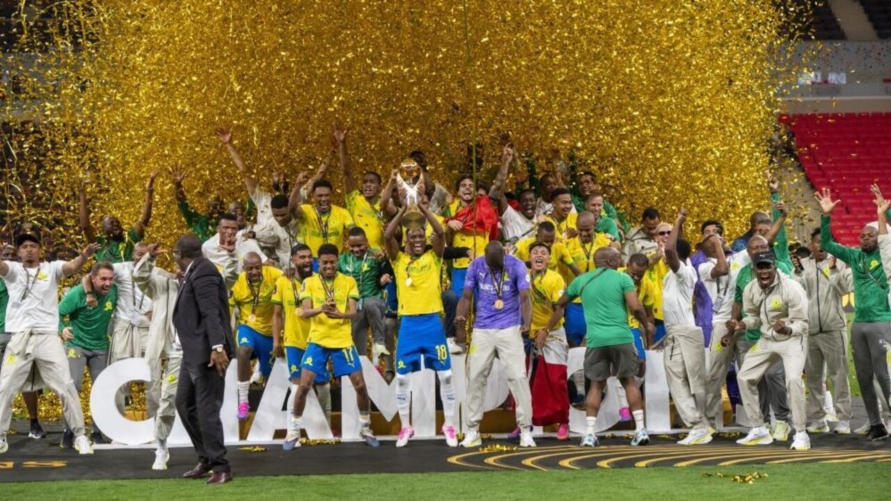 Miguel Cardoso festeja título da Liga dos Campeões Africana com Mamelodi Sundowns