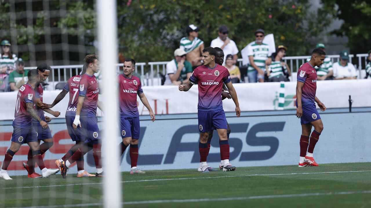 Jogadores do Torreense festejam o primeiro golo marcado ao Sporting no Jamor