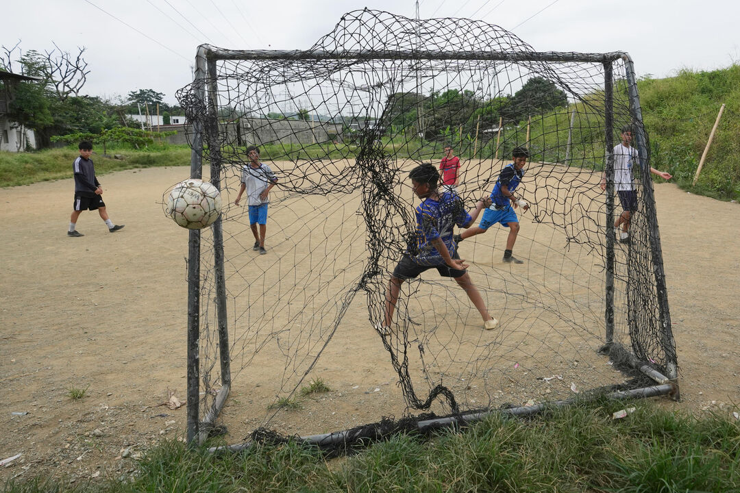 Futebol no Equador: jovens jogam com baliza danificada, aliviando tensões da crise no país