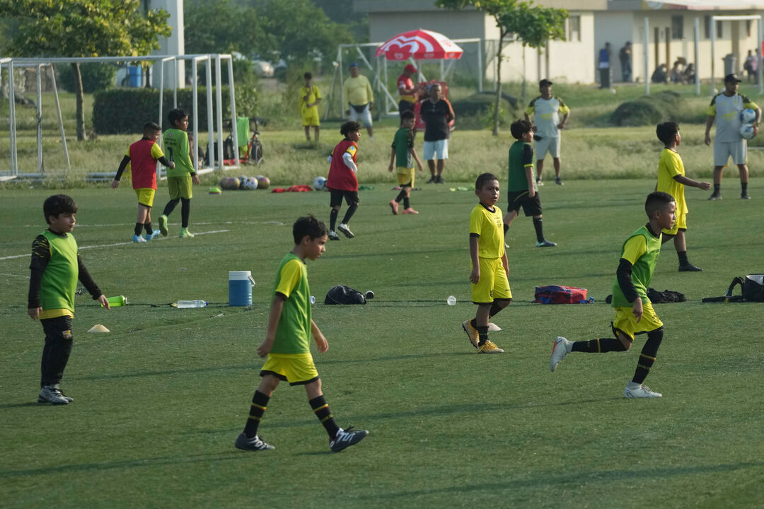 Equador encontra alívio e esperança no futebol, apesar da crise