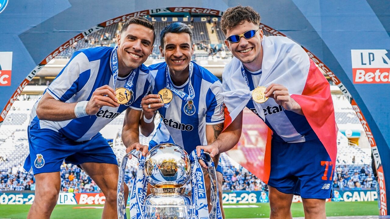 Jogadores do FC Porto celebram chamada à seleção polaca