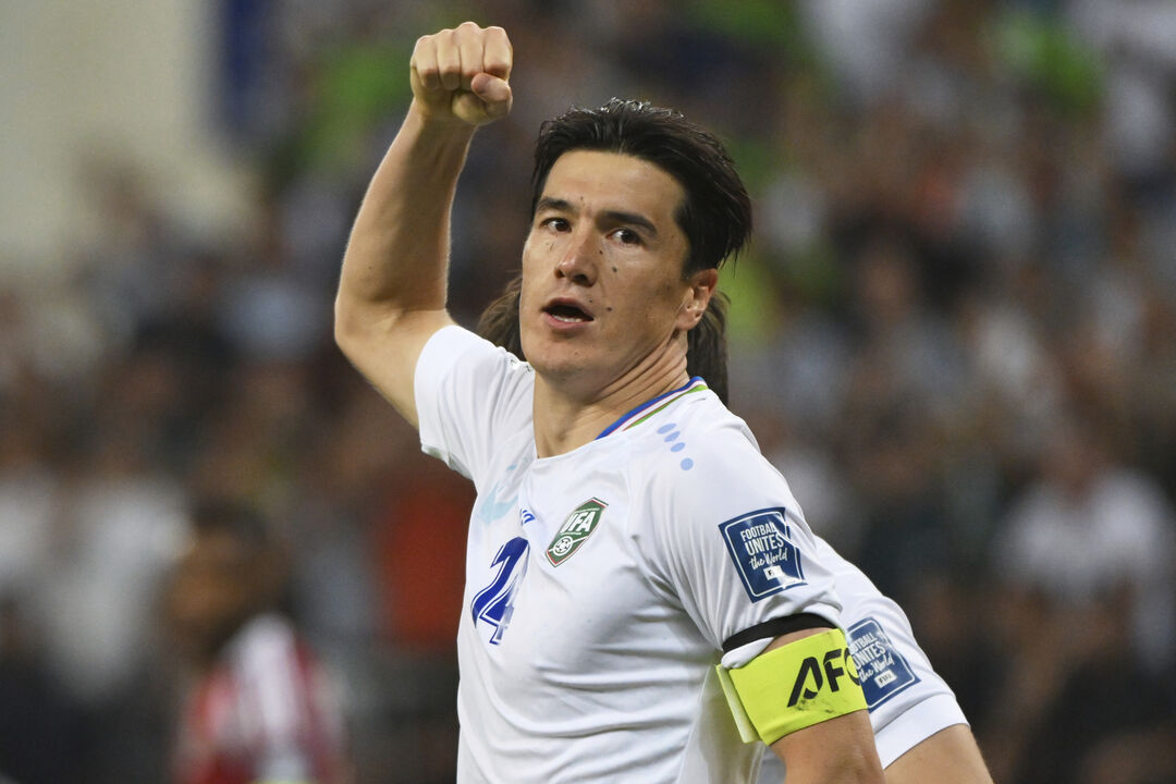 Futebolista do Uzbequistão chega a Nova Iorque para jogo