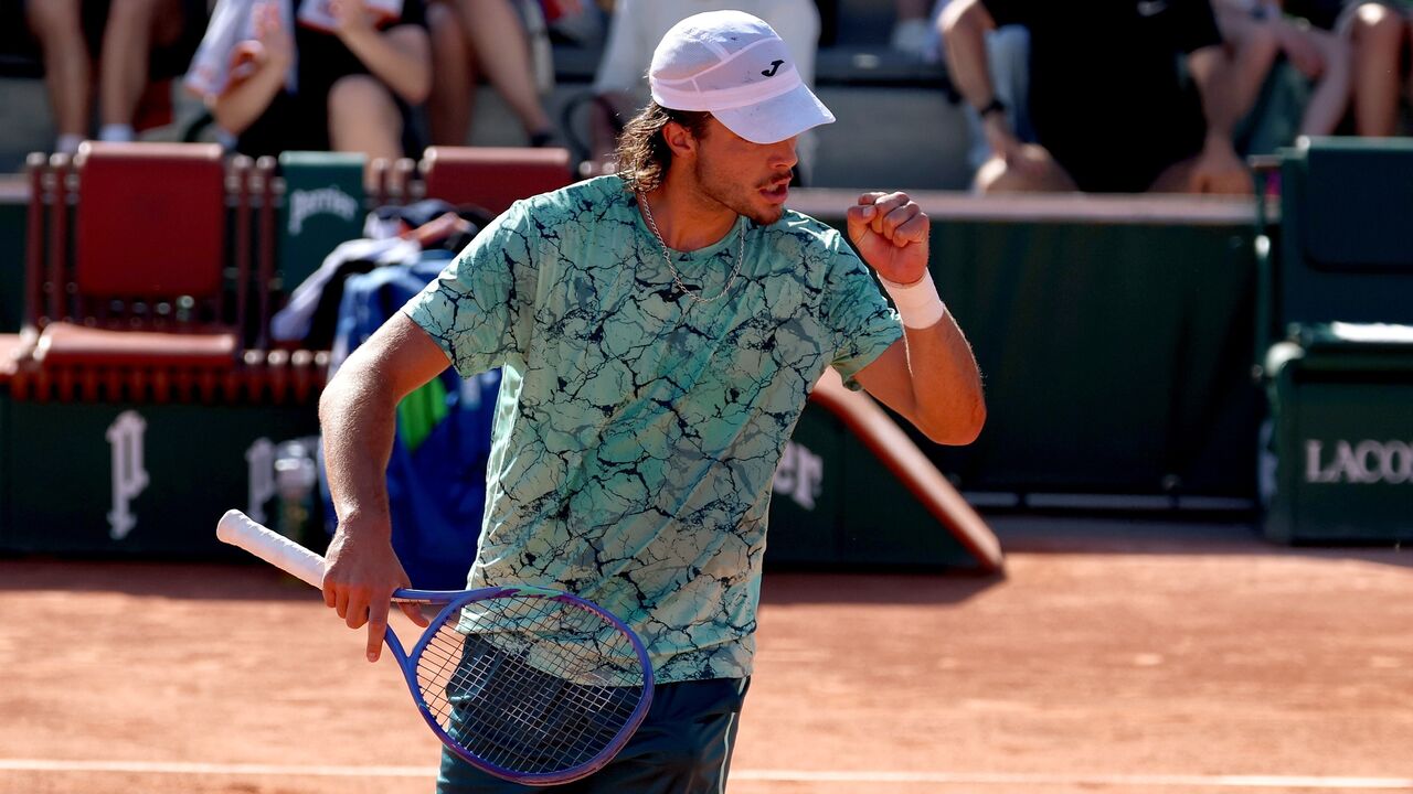Tenista celebra ponto em Roland Garros