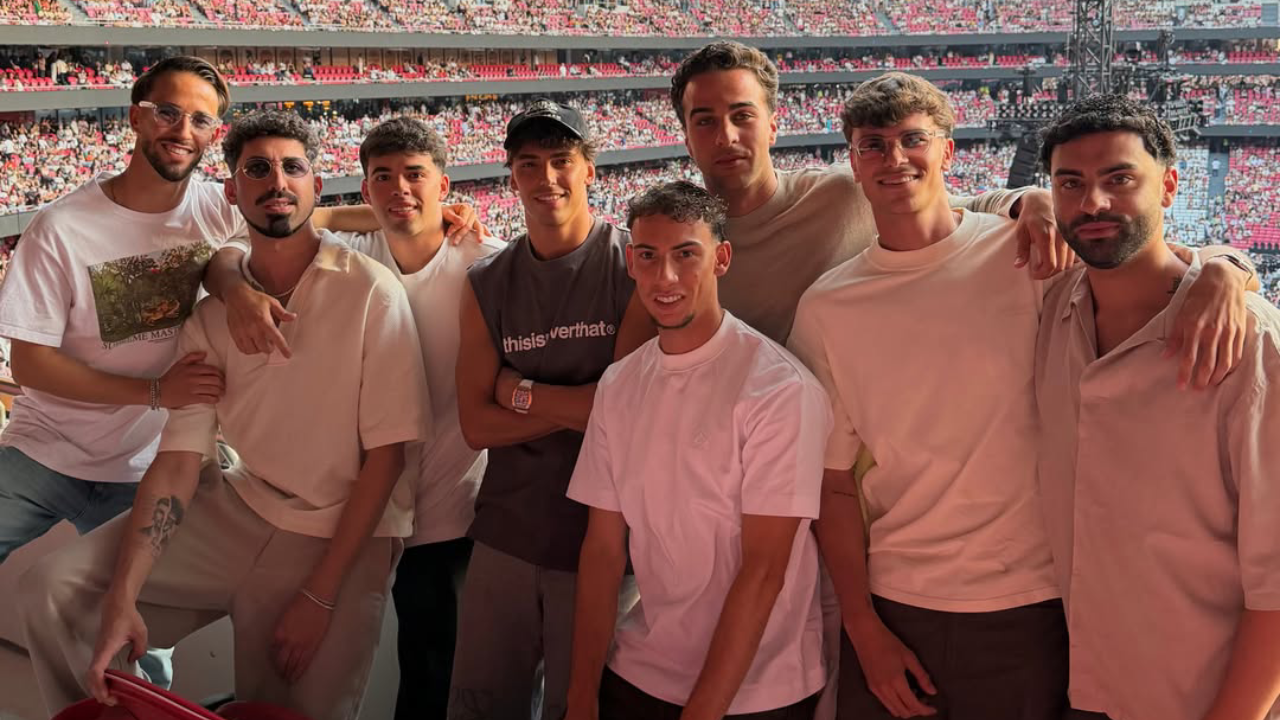 João Félix com amigos no Estádio da Luz para assistir ao concerto de Bad Bunny