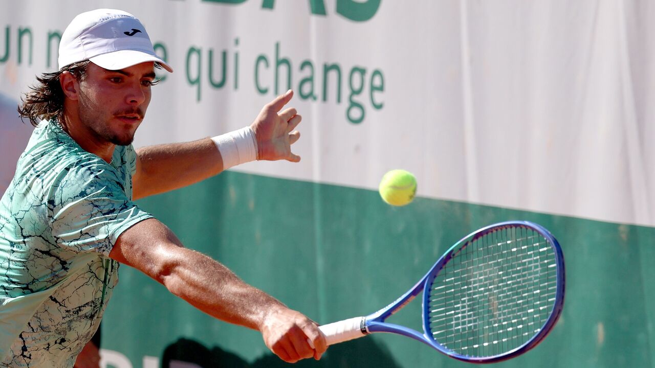 Jaime Faria vence Shapovalov no quadro principal de Roland Garros