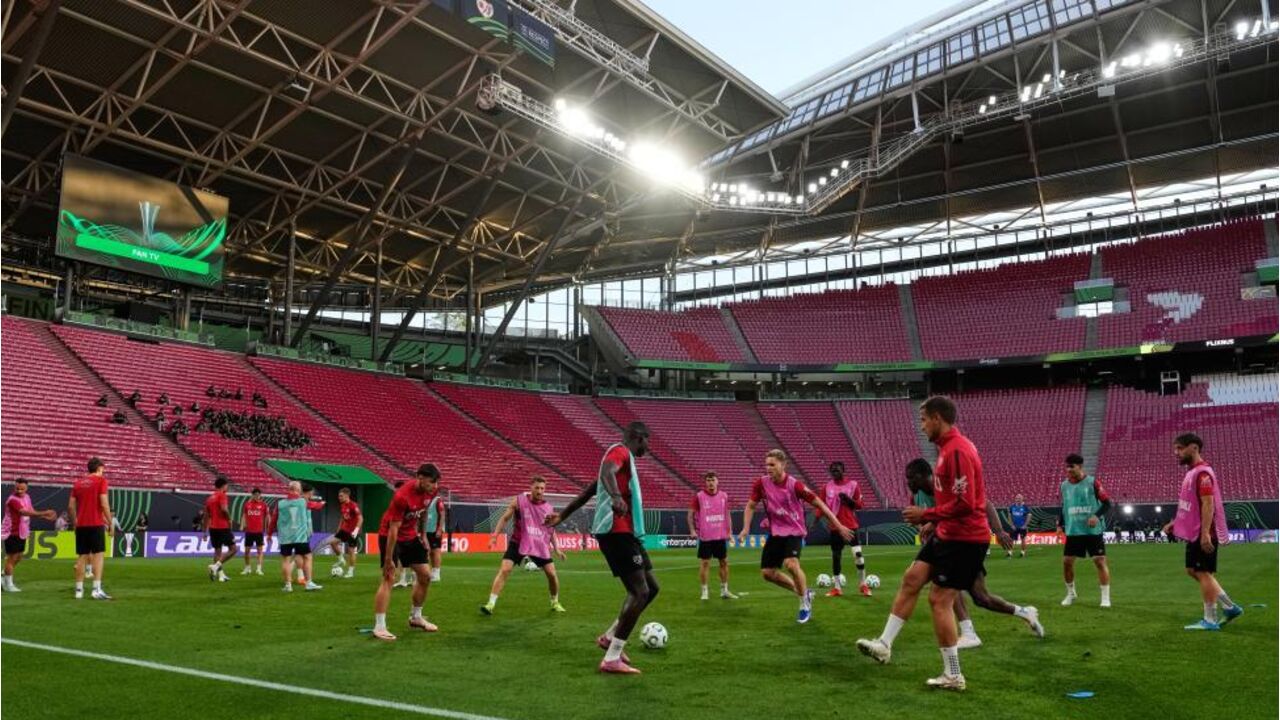 Plantel do Rayo Vallecano durante o treino de adaptação ao relvado da Arena de Leipzig